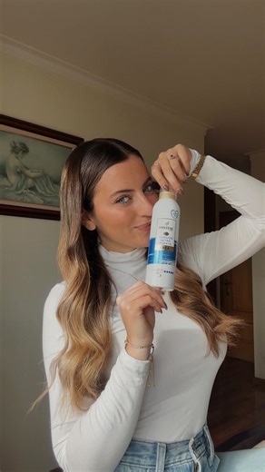 Megui Esteves on Instagram: "pub | Confesso que não sou a melhor pessoa a fazer penteados, mas na noite de Natal gosto de dar sempre aquele toque especial ✨✨🤶🏻 A estrela do vídeo foi a laca do @cabelopantene, porque tenho a certeza que com ela o meu cabelo está impecável a noite inteira 🎄♥️ #pantene #hairproducts #brandambassador"