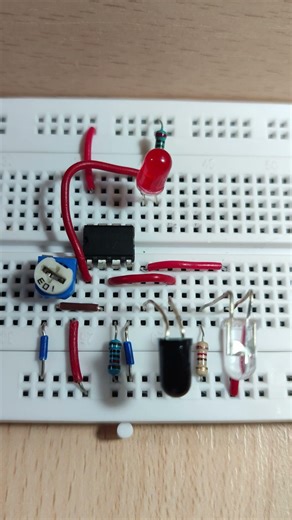 👉 Detecta objetos, no luz