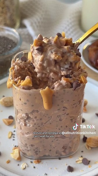 Day 8 of 10 Days of Overnight Oats: Snickers! 🍫🥜 No hanger here with this flavour-packed chocolate bar inspired breakfast! Full recipe on the blog! #snickers #snickersbar #overnightoats #overnightoatsrecipe #highproteinbreakfast