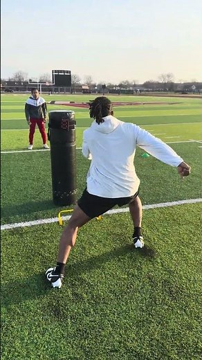 Training footwork, reaction time and eye hand coordination all in one drill! #football #sports