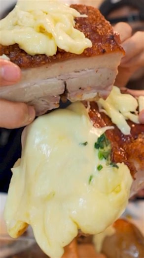 MAR ASMR🍔🍩 on Instagram: "芝士燒肉 三黃雞🍗 Crispy Pork Belly n Chicken / Cheese🧀 #asmr #mukbang #eat #food #foodie #foodies #eatingsounds #chicken #pork #porkbelly #chewy #crispy #crunchy #cheese #cheesy #yummy #delicious #drumstick #燒味 #雞 #三黃雞 #燒肉 #脆皮"