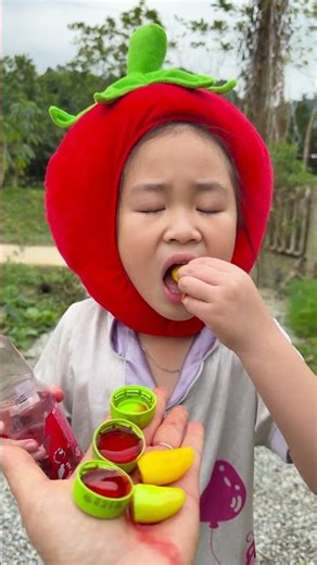 Cô bé ngoan ngoãn ăn kẹo cầu vồng và uống Coca-Cola rất ngon miệng. #vui #kẹo #thứcăn #dễthương