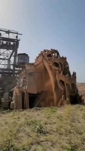 China's Floating Bridge That Defies Imagination! 🌊🌉 Check out China's jaw-dropping 500-meter floating bridge on the Yellow River! This engineering wonder sways with the waves, adjusts to water levels, and can be dismantled easily. Built with prefabricated modules, it’s proof that China makes the impossible possible! 🚗✨ #MindBlown #ChinaInnovation #FloatingBridge #China #YellowRiver #EngineeringMarvel #Innovation #CivilEngineering #ViralReels #AmazingTech #Infrastructure #ReelsIndia | DUF INFO