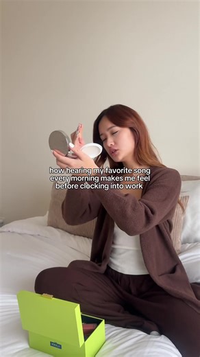 Putting on Makeup Never Sounded Better 💄🔊 Listen to your favorite song during your GRWM routine using MEMORY BOX, which allows you to add sound to the box-opening experience.⁠ ⁠ Discover MEMORY BOX and more at www.voice.gift⁠ ⁠ #voicegift #beautyroutine #grwm #giftsforher