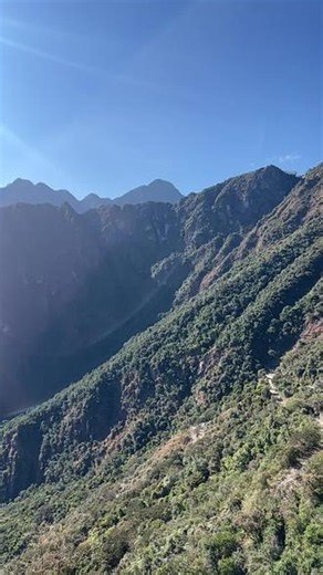 天空之城·秘鲁🇵🇪马丘比丘✌️ 🇵🇪登上马丘比丘（Machu Picchu）是哥伦布发现美洲大陆以前的印加古城，位于秘鲁安第斯山脉印加圣谷海拔2430米,入选”世界新七大奇迹”。#秘鲁🇵🇪 #马丘比丘# 天空之城#南美 #世界新七大奇迹 #