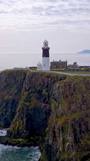 For generations, Rathlin Island has been home to one of Northern Ireland’s most remote communities, the only inhabited offshore island in the region. Just six miles off County Antrim, this rugged outpost has seen families carve out a life among dramatic cliffs, seabird colonies, and the island’s rare “upside-down” lighthouse, with its light at the base. 💡 Puffins, razorbills, and kittiwakes still nest here as they did in our ancestors’ time, making it a paradise for birdwatchers and a living li