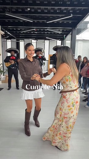 Te amamos @niatorresc eres la más divertida. Distrito siendo Distrito. Comunidad deseen un feliz cumple a Nia 👇🏼 🤩🫶🏻 #distrito5_ | Distrito 5