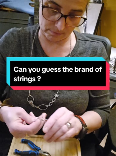 Yes I hand bend these guitar string bracelets. Can you guess the brand of guitar strings these ballends come from? ❤️♻️🎸♻️❤️ Oui je plie ces bracelets en cordes de guitare surcyclées à la main. Pouvez-vous deviner de quelle compagnie proviennent les bout de cordes utilisées ? ❤️♻️🎸♻️❤️ #handmadejewelry #guitarstrings #bracelets #bendingstrings #smallbusinesscanada