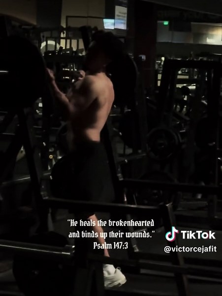 Straight bar curls 🙏🏻 (it was leg day) #gym #bodybuilding #bibleverse #gymaesthetic #gymtok