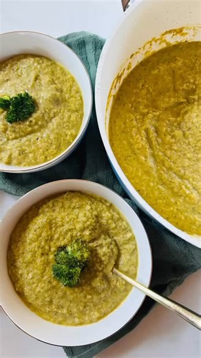 Chelsea Streifeneder on Instagram: "Broccoli + white bean puréed soup 🥦🫘 Cozy, simple, and surprisingly filling—this is my “throw it together and feel good” soup. Soup 🥦 broccoli florets 🧅 onion, sliced 🧄 garlic 🫘 canned white beans, drained + rinsed 🫒 olive oil 🧂 salt + pepper 💧 veggie broth or water 🧀 shredded cheese (optional) 🍋 lemon squeeze (optional) Instructions: Sauté onion in olive oil until soft. Add garlic for a minute. Toss in broccoli, beans, salt, and pepper. Cover with 