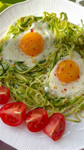 B R E A K F A S T Ingredients (2 servings): -2 courgettes, spiralized -4 eggs -1 tablespoon extra virgin olive oil -salt and pepper to taste Instructions: 1. Toss the courgettes with oil, salt and pepper for 1 minute over medium heat. 2. Create 4 nests and gently crack one egg on the top of each nest. Let them cook for 4-5 minutes or until the whites are solid and the yolk is still runny, or to your preference. 3. Top with more salt and pepper if desired, maybe some chilli flakes and enjoy! #bre