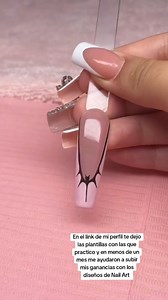 ¿Por qué es importante dominar el estilo francés? 💅✨ El diseño francés es un clásico atemporal que nunca pasa de moda. Aprender esta técnica no solo te permite ofrecer un look elegante y versátil, sino que también mejora tu precisión y pulso. Con el francés, puedes crear desde un estilo minimalista hasta uno moderno y colorido, ¡adaptándose a todos los gustos y ocasiones! En mis plantillas, encontrarás guías y stickers que te ayudarán a perfeccionar tu técnica y lograr líneas limpias y precisas