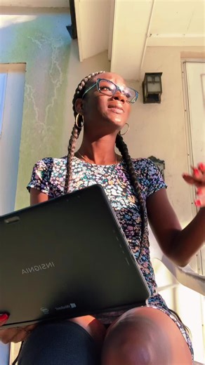 Outdoor Laptop Use: Creative Gestures and Style