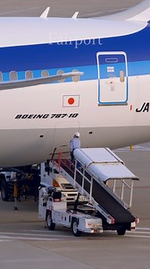 ANA 787-10 cargo door open. 心なしか、ドアも大きい気がする大型最新鋭機✈️ 「Fairport on Youtube」では、どこでも、いつでも空港、飛行機を感じられる動画や写真を提供しています。 採用実績 テレビ・「沸騰ワード10」、「料理人ワタナベ」「ガイアの夜明け」、「家、ついて行ってイイですか?」、「ザ！世界仰天ニュース」 CM・＜ANA＞ 「青空に、会いに。」 映画・OVER DRIVE カレンダー・スターフライヤー 2024年カレンダー ネット配信番組・ときめき映画「OVER DRIVE」宣伝部 その他、航空会社ブランド動画、企業HPなど多数提供 運営者 : 五十嵐史彦 1980年1月10日生まれ 24歳で飛行機動画の撮影をスタート。日本全国、海外遠征を始め、得意の音楽と、飛行機動画を組み合わた、情緒ある作品作りを開始。 2007年、ローランド主催のビデオフェスティバルで部門グランプリを受賞。 以後、ビデオコンテスト入賞、博物館での上映会、4度のフォトコンテスト入賞など精力的に活動。 #plane #aviations #aviationpic #