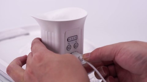 PcEoTllar Cat Water Fountain Battery Operated, 84OZ/2.5L Wireless Pet Water Fountain for Cats, Cat Fountain with Motion Sensor, Ultra Quiet Pump, White