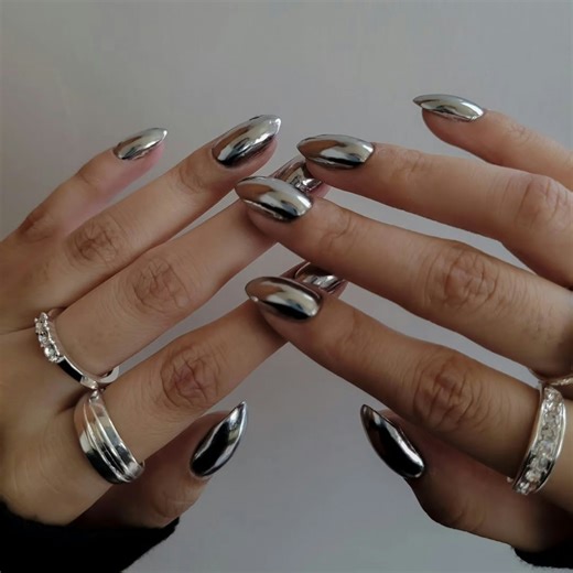Metallic Nails Are This Season's Go-To Manicure — Metallic Nail Art InspirationSilver Gold