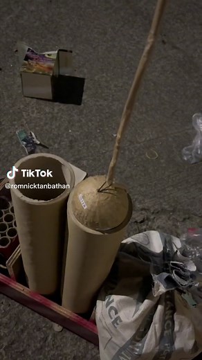 Kwatro Solid na Magic Pyro para sa mga Lodi