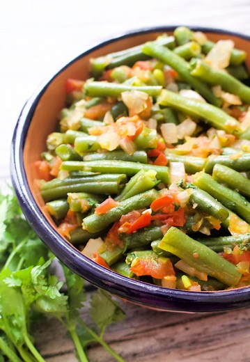 Ejotes a la Mexicana is an easy side dish to dress up any meal. 🍽️ These Mexican green beans are ready in minutes and packed with flavor. 😋 Recipe 👉🏼 https://inmamamaggieskitchen.com/ejotes-a-la-mexicana-mexican-green-beans/ | Mama Maggie's Kitchen