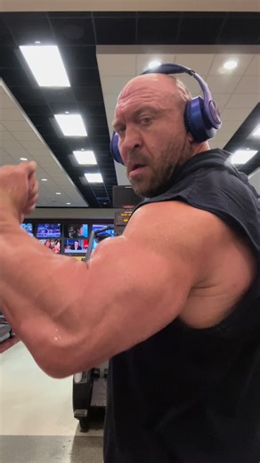 High intensity interval training is one of the most powerful tools we have for fat loss, conditioning, heart health, and mental toughness. Short bursts of all out effort followed by controlled recovery push your cardiovascular system to adapt faster, burn more calories in less time, and keep your metabolism elevated long after the workout is over. One of my favorite ways to do this is on the StairMaster. Thirty seconds of all out sprints at max level 25, followed by one minute of lower intensity