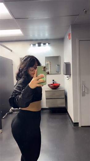 Erandi Guzman on Instagram: "😚✌🏽 2nd account - @erandiguzmancx_ 👈🏽 #explorepage✨ #reels #reelsinstagram #gym"