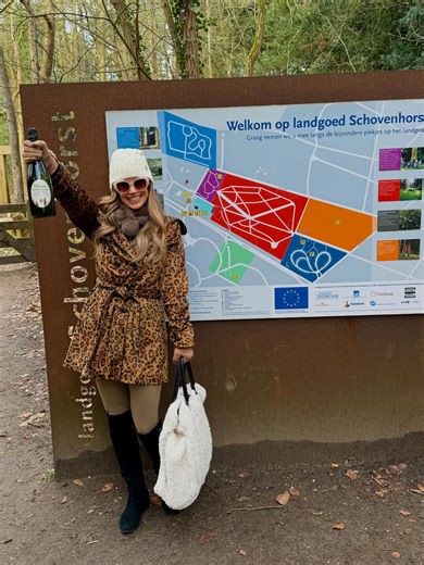 Carolyn Franks | Forest bride energy activated! 🌲👑🍾 Detail planning @brasserieschovenhorst 🥂✨ #champagnegirl #woodlandwedding #bubblesandbliss | Instagram