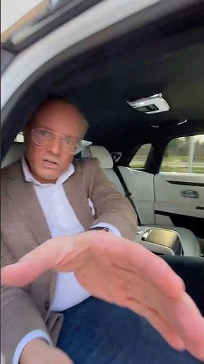 Amice Floris zit heurlijck achterin zijn nieuwe witte Rolls-Royce Ghost.