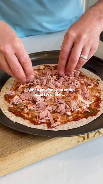 Here's how to make our HEALTHY Tuna Sweetcorn Pizza... 🍕🐟🌽  Ingredients: (Serves 1) 🌯 1 Wholemeal Wrap 🫒 1 tsp Extra Virgin Olive Oil 🍅 1 flat tbsp Tomato Purée 💧 Splash of Water 🧄 1/2 Clove… | The Six Pack Revolution