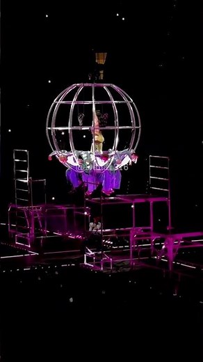 #KatyPerry bromeando durante "I Kissed a Girl" en el #LifetimesTour en Barcelona, España | #Shorts
