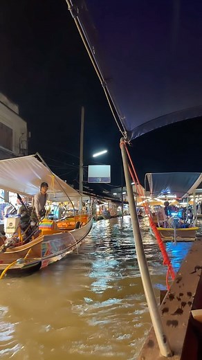 Amphawa Floating Market🌌🇹🇭 #bangkok #traveltothailand #thailandguide #thaistreetfood #foryou #bangkokguide #bangkoktravel #friendsfromthailand #thailandtraveltips #thailand🇹🇭 #siam #ตลาดน้ําอัมพวา #floatingmarket | Friends from Thailand travel guide