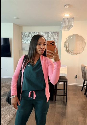 Feeling extra girly, wirly, swirly, twirly today 💕🍀🌷🩷💚 @wearfigs @lululemon #fyp #wearfigs #physicianassistant #lululemon #healthcare