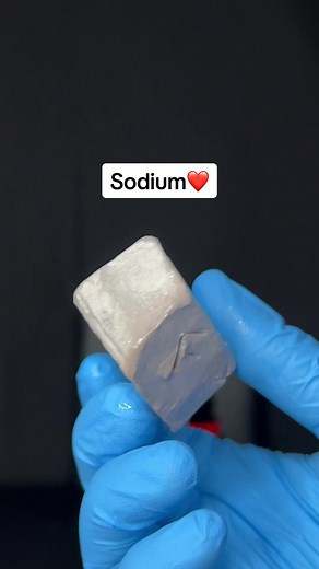 Sodium & Water: A Dangerous Reaction - Cool Chemistry Explained