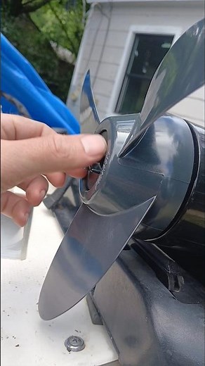 Replacing my trolling motor propeller. #florida #fishing #motorguide