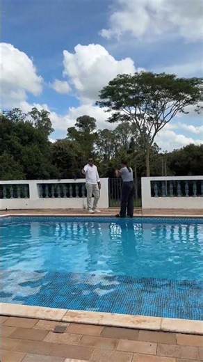 👉 Bastidores de hoje…ninguém avisou que ia ter mergulho surpresa 🤣💦#bastidores #piscina #fail #reels