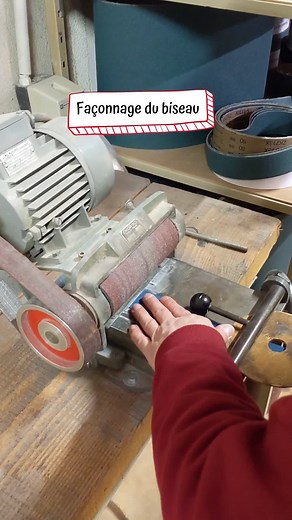 Soucille vous propose de réaliser vos courroies plates sur mesure ! 🔥 Plusieurs largeurs peuvent vous êtes proposé, de 20mm à 100mm. Pour la longueur, à vous de choisir, pas de limites ! 👍 Un simple appel au 04.73.80.67.45 suffit 😉 En voici une démonstration réalisée avec nos bandes abrasives, que vous pouvez retrouver sur notre site soucille.com 😁 | SPAP Soucille
