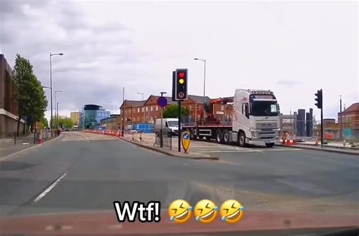 4.7K views · 14 reactions | #hgv #driver #drivingtips #nearmiss #redlight | Quality Control | Facebook
