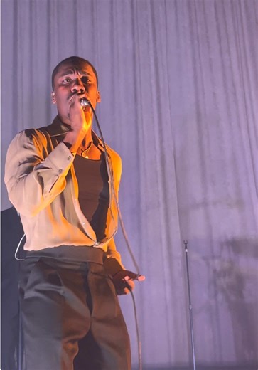 Givēon Live Performance of 'Stuck on You' in Tokyo