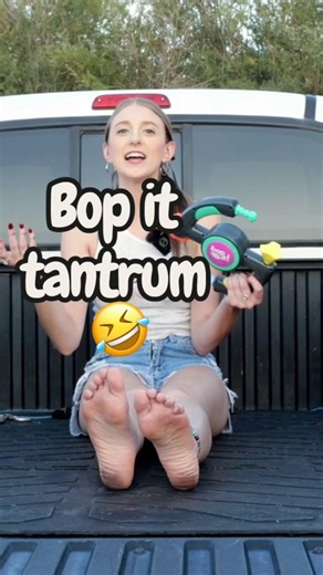 Barefoot girl throwing a tantrum 🤣