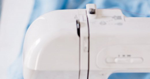 Broder avec une machine à coudre