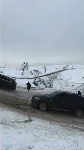 Audi Q7 Vs BMW X5 Snow race