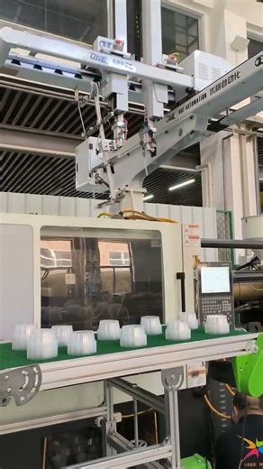 Food container injection molding machine