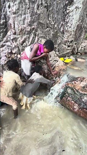 Hadzabe Tribe bushmen family keep their family clean using natural resources in the nature 🥰