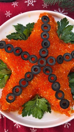 Любимый новогодний салат с икрой 🎄 Ингредиенты: картофель отварной — 2–3 шт креветки — 200–250 г огурец — 1 шт сыр — 100–150 г майонез икра красная маслины Приготовление: Выложите на блюдо слоями в форме звезды: картофель → майонез креветки → (по желанию майонез) огурец → майонез сыр → майонез Сверху равномерно распределите икру. Украсьте маслинами и зеленью. Тг канал с рецептами: @pa_gotovit