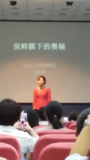 博物馆讲解员讲解示范