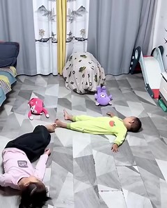 81K views · 253 reactions | Dad figured out the best way to entertain his toddlers! 藍  | Mie Reviews | Facebook