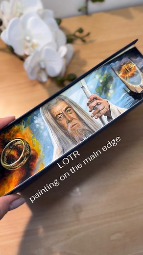 Process of painting on the main edge of the LOTR book. In the next video I’ll show you other two painted edges. Gandalf, Eye of Sauron, Ring of power. Inspirated by the famous movies. Fore edge painting art on the Lord of the Rings book. Processo di pittura sul bordo principale del libro Il Signore Degli Anelli ( ispirato dai famosi film). Gandalf, Occhio di Sauron, Anello del potere #lotr #bookworm #booklovers #tolkienart #paintededges #paintedbooks #signoredeglianelli #властелинколец #книги #х