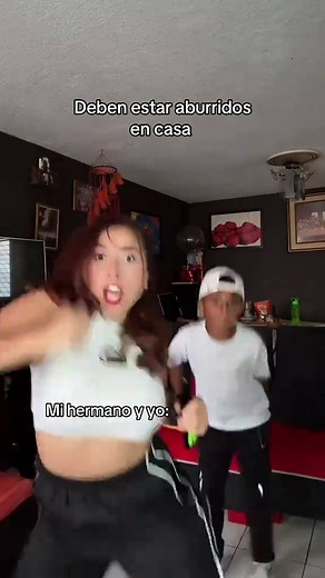 Mi hermano y yo cuando nos dejan solos en casa #hermanos #cuandonosdejansolos🤣 #mihermanoyyocuandosuena #fyp #paratiiiiiiiiiiiiiiiiiiiiiiiiiiiiiii #viral_video #comedia