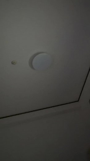 隣人トラブルについてです。 引越ししてきて1年ほど経った頃、隣に男性が単身で引越ししてきました。 来た当初から｢引越しのためにうるさくします｣と挨拶があり、その時はマメな人なのかな程度でしたが2日目も3日目も｢うるさくします｣と毎回インターホンがなり正直めんどくさいなという印象が強くそこからあまり良いイメージが持てなくなりました。 日頃からほぼ毎日私が車で帰宅するとベランダから見られたりしていたのですがポストがいっぱいになるとインターホンが鳴り｢ポストいっぱいですよ｣と言われたり、ゴミを見られたりととても異常な行動が見られます。 以前別件で管理会社を通し全宅に注意チラシを入れてもらった時にも｢お宅ですよねクレーム入れたの。｣と言われ、怖すぎて忙しいので切りますねとインターホンを切ってしまいました。 それからというもの昼夜問わず大きな物音が聞こえるようになり、賃貸だとお互い様だと思うので我慢していたのですが何かを叩きつけるような音が深夜になると１、2回響くようになり睡眠中に飛び起きることが続いています。 1度対抗心で音を防げるようダンボールを壁側に並べてみたのですがその並べてる最中の音が