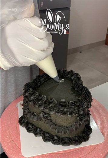 ✨Black vintage heart cake 🖤🎂 A little bit of elegance, a little bit of drama ✨ Thanks for watching & for always showing love! 🥹💫 #bunnysbakedbites #pretoriabaker #cakes #vintagecake #fyp