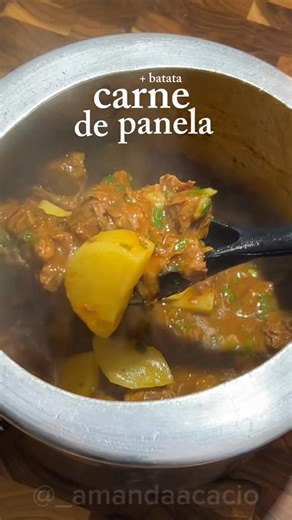 Marianna | Receitas e Dicas on Instagram: "Carne de panela + batatas 🥩🥔 Ingredientes: • 700 g de carne em cubos (músculo ou acém, cozinham rápido) • 3 batatas em pedaços • 1 cebola picada • 2 dentes de alho picados • 1 colher (sopa) de óleo • 1 colher (chá) de sal • Pimenta a gosto • 1 folha de louro (opcional) • 1 xícara de água quente Modo de preparo (super rápido): 1. Refogue tudo junto • Na panela de pressão, aqueça o óleo e coloque carne, cebola e alho ao mesmo tempo. • Refogue por apenas