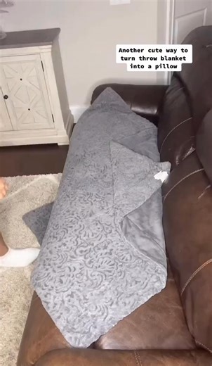 1.5K views | How to fold a blanket hack #homehacks #folding #foldinghacks #homedecoration | Folding Queen | Facebook